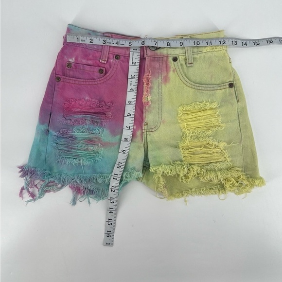 Levi’s Tie Dye Cut Off Button Fly Jean Shorts Size 24 Women’s - Picture 5 of 6